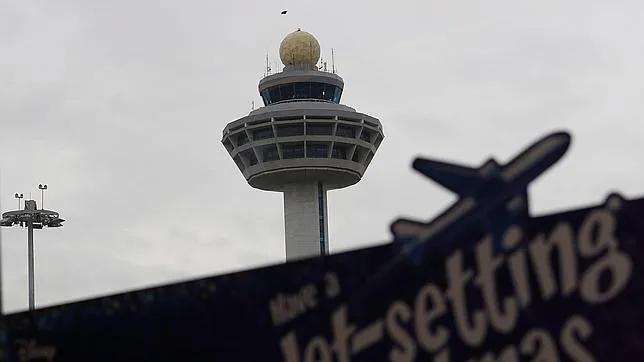 La torre de control en el aeropuerto de Chagi en Singapur (Indonesia)