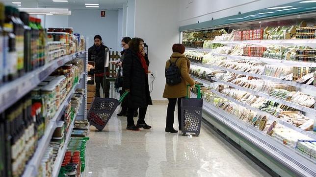 Facua denuncia que la mayoría de supermercados no aclara el destino de la comida sin vender