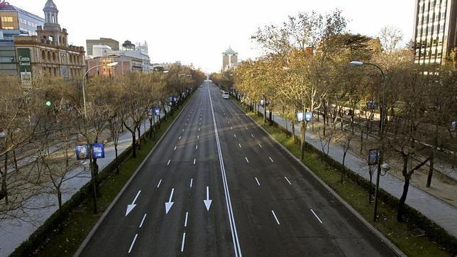 Imagen del aspecto que presentaba aprimeras horas de la mañana el paseo de la Castellana tras Nochevieja