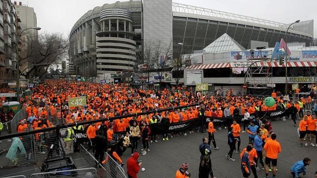 Los corredores se preparan para la salida de la San Silvestre en el estadio Santiago Bernabéu