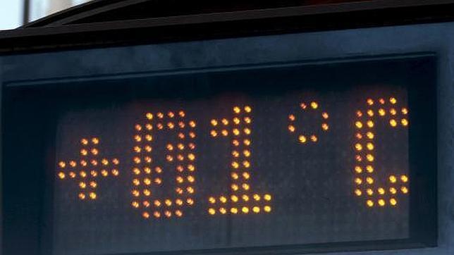 Un termómetro ubicado en Cibeles marca un grado