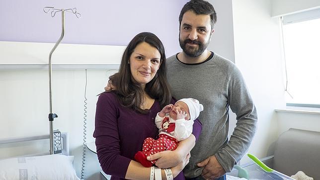 Alicia y Jorge sostienen en brazos a la pequeña Ana