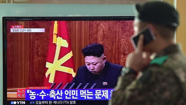 Un hombre en Seúl observa la retransmisión del mensaje de Kim Jong-un