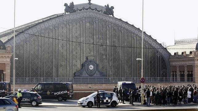 El detenido en Atocha tras amenazar con inmolarse en un tren es de nacionalidad española y origen magrebí