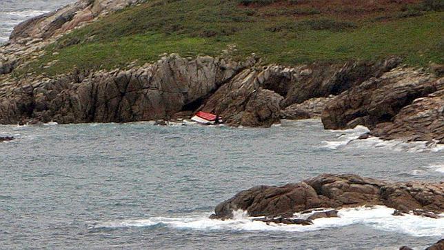 Embarcación de recreo en cuyo naufragio en Malpica falleció uno de sus cuatro tripulantes