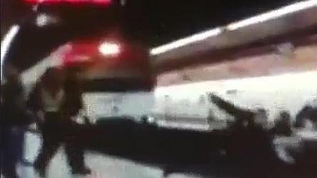 Captura del vídeo investigado por la Policía en el momento que ocurrió el suceos en Embajadores