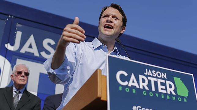 Jason Carter, candidato a la gobernación de Georgia por el Partido Demócrata, pronuncia un discurso junto a su abuelo, el expresidente estadounidense Jimmy Carter (izda), durante un acto electoral celebrado en Columbus, EE.UU., el 27 de octubre del 2014