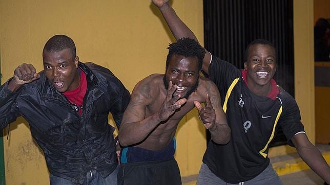 Varios inmigrantes celebran su llegada al CETI de Melilla tras lograr saltar la valla