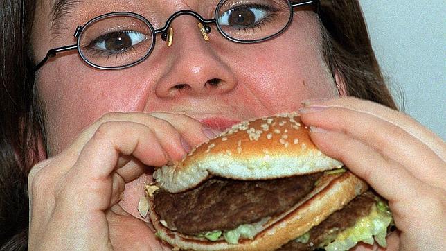 Una mujer come una hamburguesa, en una imagen de archivo