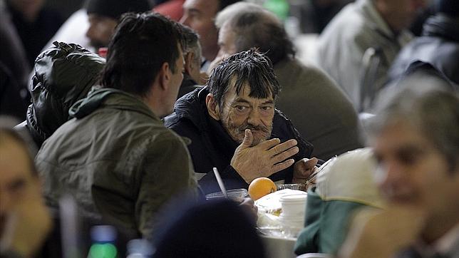 Comida de Año Nuevo en un comedor para personas «sin techo» en Atenas