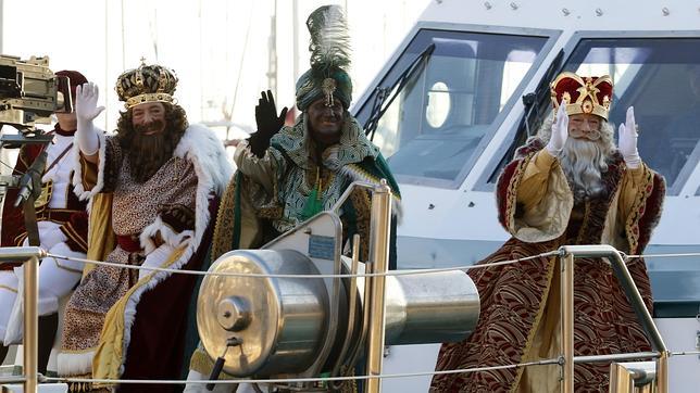 La Cabalgata de los Reyes Magos reparte ilusión por las calles de Alicante