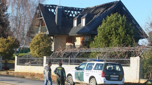 Un incendio calcina el tejado de una vivienda en León