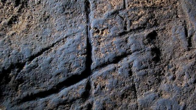 El grabado hallado en la cueva de Gorham, en Gibraltar