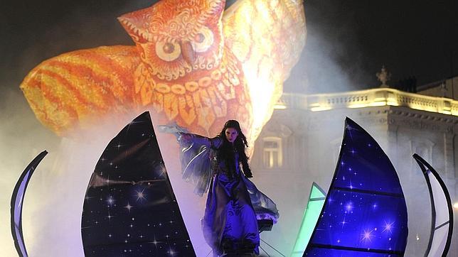 Juegos de luces y diseños atrevidos hacen de la Cabalgata madrileña todo un espectáculo