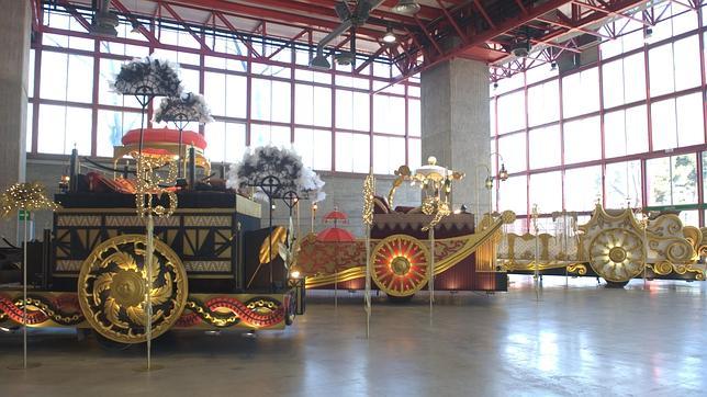 Carrozas de Baltasar, Gaspar y Melchor (de izquierdaa derecha) en el año 2015