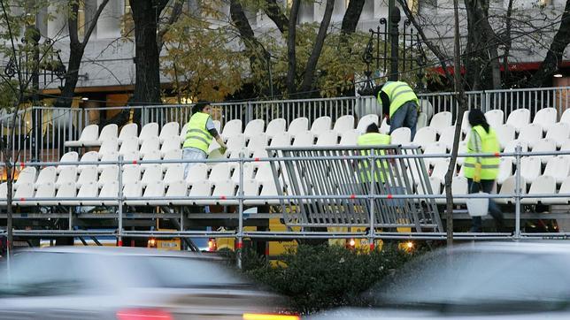 Operarios instalando las gradas en el paseo de la Castellana