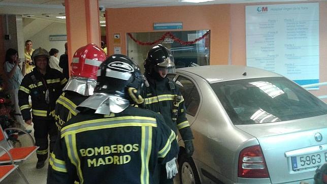 Choca contra la puerta de un hospital y baja varias escaleras