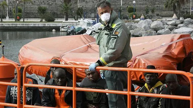 Inmigrantes interceptados en una embarcación neumática
