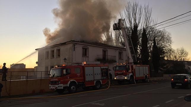 Arde el centro social de Almodóvar del Pinar sin causar daños personales