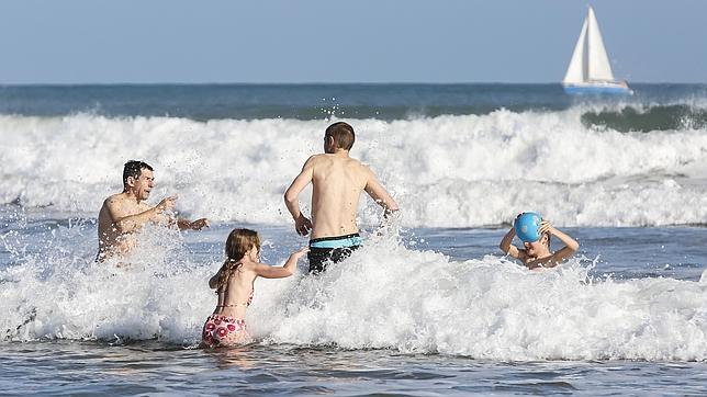 Bañistas en la playa de la Malvarrosa el 1 de enero