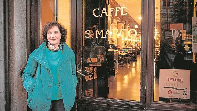 Marian Izaguirre, en el exterior del Café San Marco en Trieste