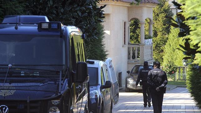 Efectivos policiales en un registro efectuado en una vivienda de Cambados en el marco de la operación