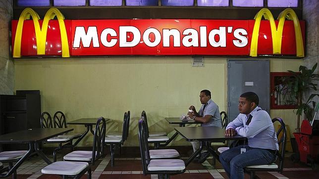 Un hombre espera este martes en un McDonald's de Caracas
