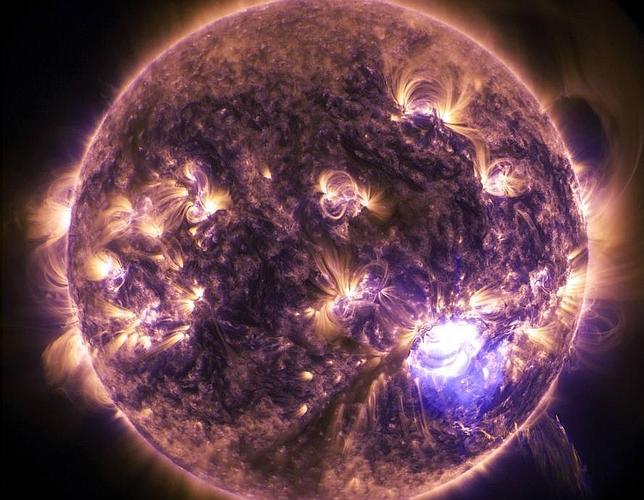 Foto cedida por la NASA que muestra al sol emitiendo rayos de alta radiación
