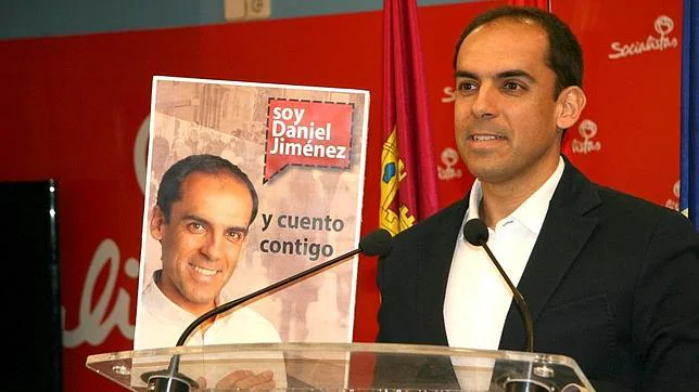 Daniel Jiménez junto al cartel de su campaña