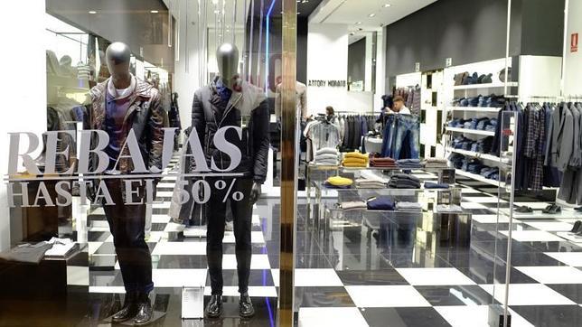 Una de las tiendas en rebajas que anuncia descuentos del 50%