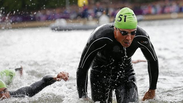 Imagen de un deportista de triatlón en pleno esfuerzo