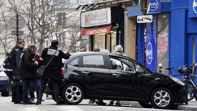 Francia eleva al máximo el nivel de alerta y los terroristas continúan huidos