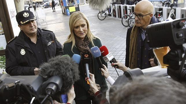 Cifuentes y Colau se enfrentan en Twitter por la libertad de expresión