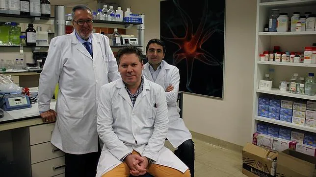 Castillo (i), acompañado de Tomás Sobrino (c) y Francisco Campos, el equipo médico premiado