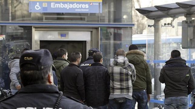 «Te voy a tirar a la vía puto madero»: el joven que arrojó a un policía al tren ya lo intentó con otro antes