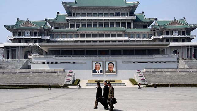 24 de abril de 2013: los retratos de Kim Il-sung, fundador de Corea del Norte, y su hijo, el «Querido Líder» Kim Jong-il, padre del actual dictador, presiden la Biblioteca de Pyongyang
