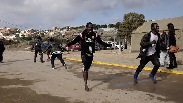 Catorce inmigrantes consiguen saltar la valla de Melilla