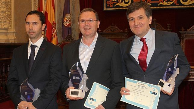Jesús Ángel Caballero, Martín Juárez y Alfonso Jiménez posan con sus respectivos premios