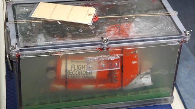 Indonesia detecta señales que podrían pertenecer a una caja negra del avión de AirAsia