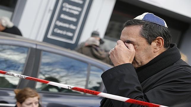 Un hombre judío con una kipá se lamenta de los sucedido este viernes en el supermercado kosher en Porte de Vincennes