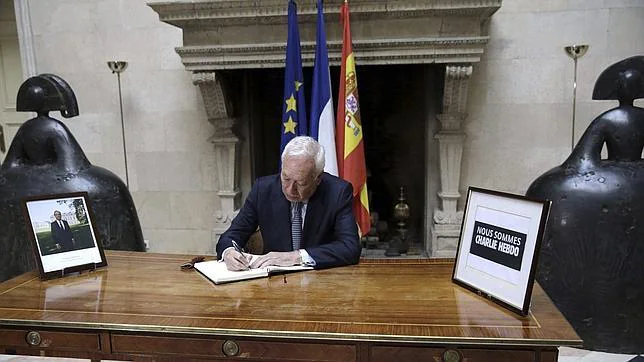 García Margallo el pasado jueves, firmando en el libro de condolencias en la Embajada de Francia en España