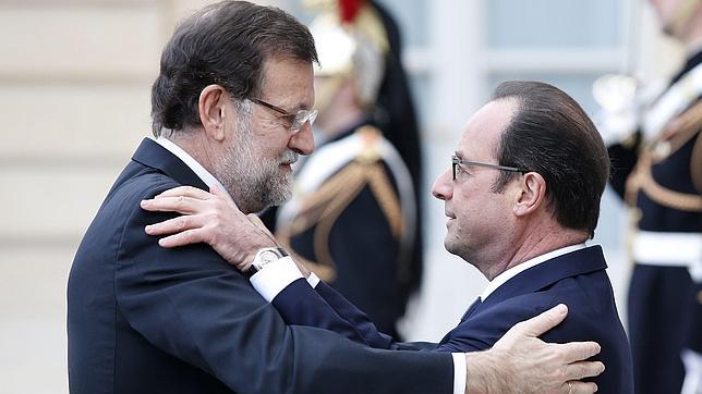 El presidente del Gobierno, Mariano Rajoy (izda), saluda al presidente francés, François Hollande