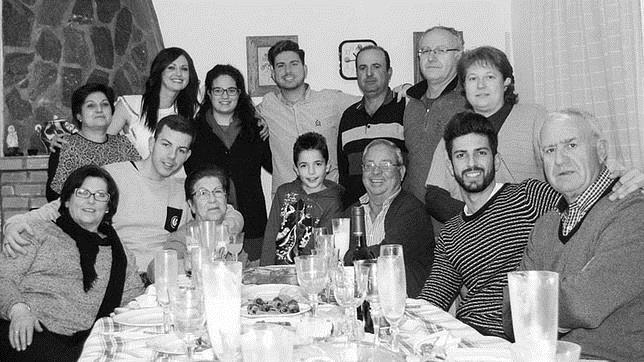 Juan Antonio Lozano, el segundo de la izquierda (entre dos mujeres), en la celebración familiar de la última Nochevieja