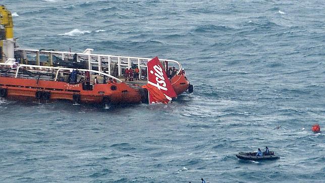 Los equipos de rescate encuentran las cajas negras del avión de AirAsia