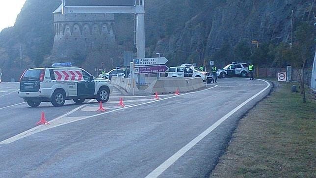 Despliegue policial en la vía de acceso a Francia desde Canfranc (Pirineo aragonés)