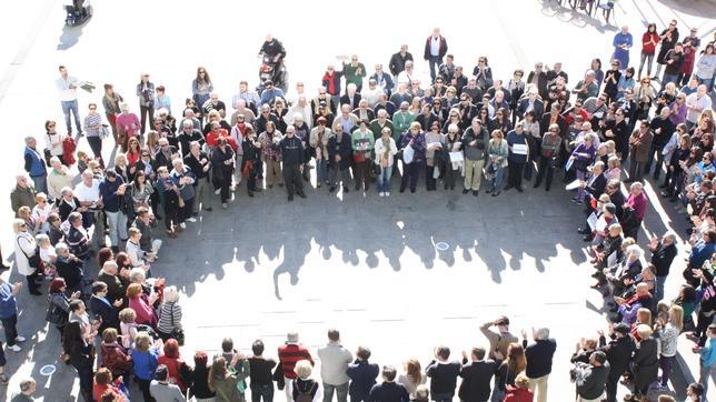 Los francófonos reúnen en Benidorm a 300 manifestantes por la tragedia de París