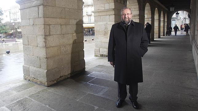 El alcalde de Lugo, a la entrada del ayuntamiento