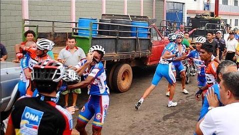 Ciclistas a puñetazos en la Vuelta a Tachira