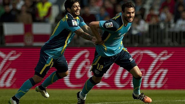 Banega celebra junto a Iborra el primer gol del Sevilla en Almería