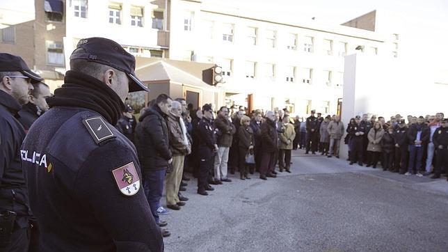 Cientos de policías recuerdan a su compañero fallecido con cinco minutos de silencio